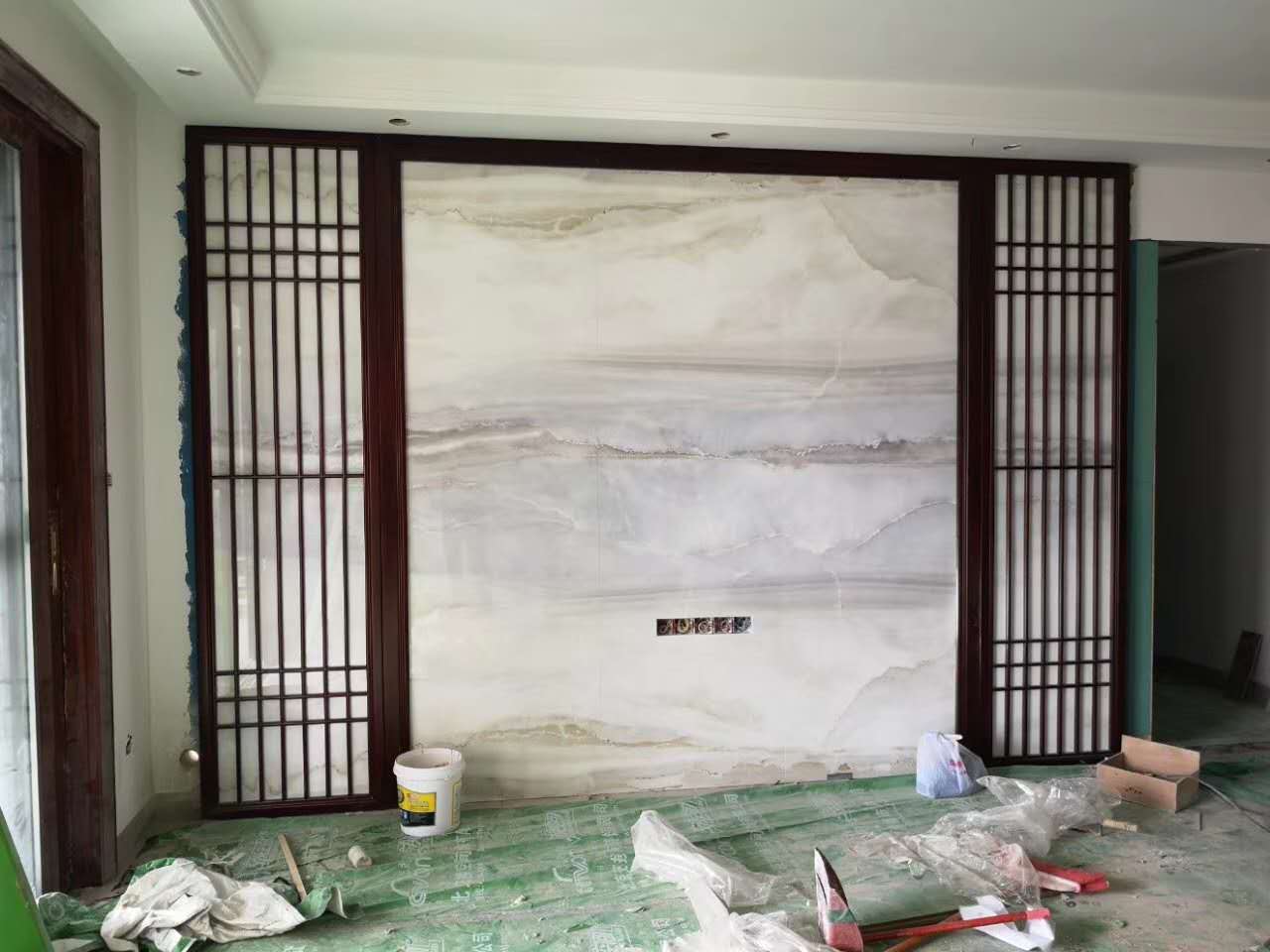 背景墙客厅新中式大理石电视背景墙瓷砖影视墙装饰高档大气实木边框造型图片