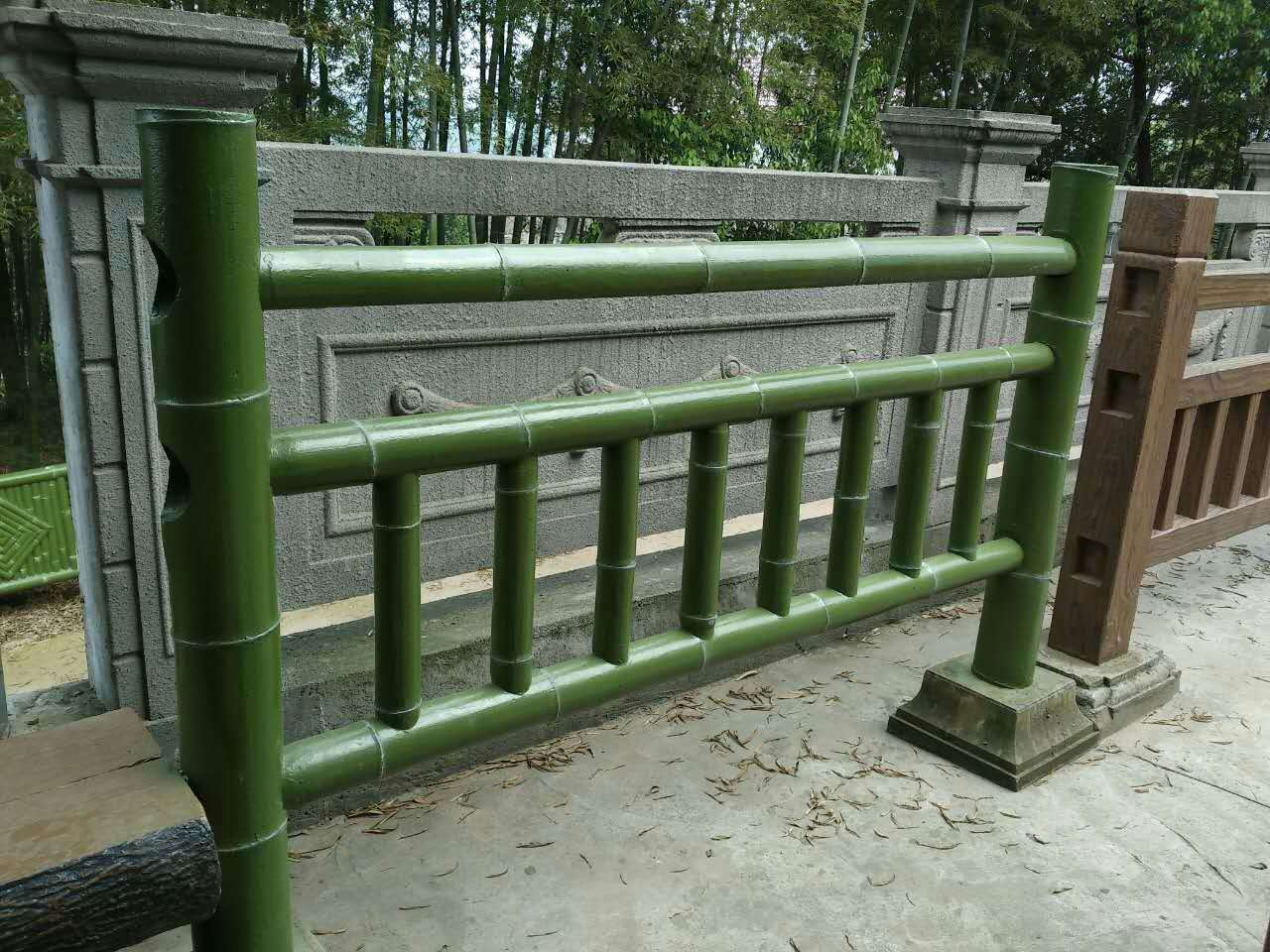 珠海游乐园景观仿木围栏施工队施工图片