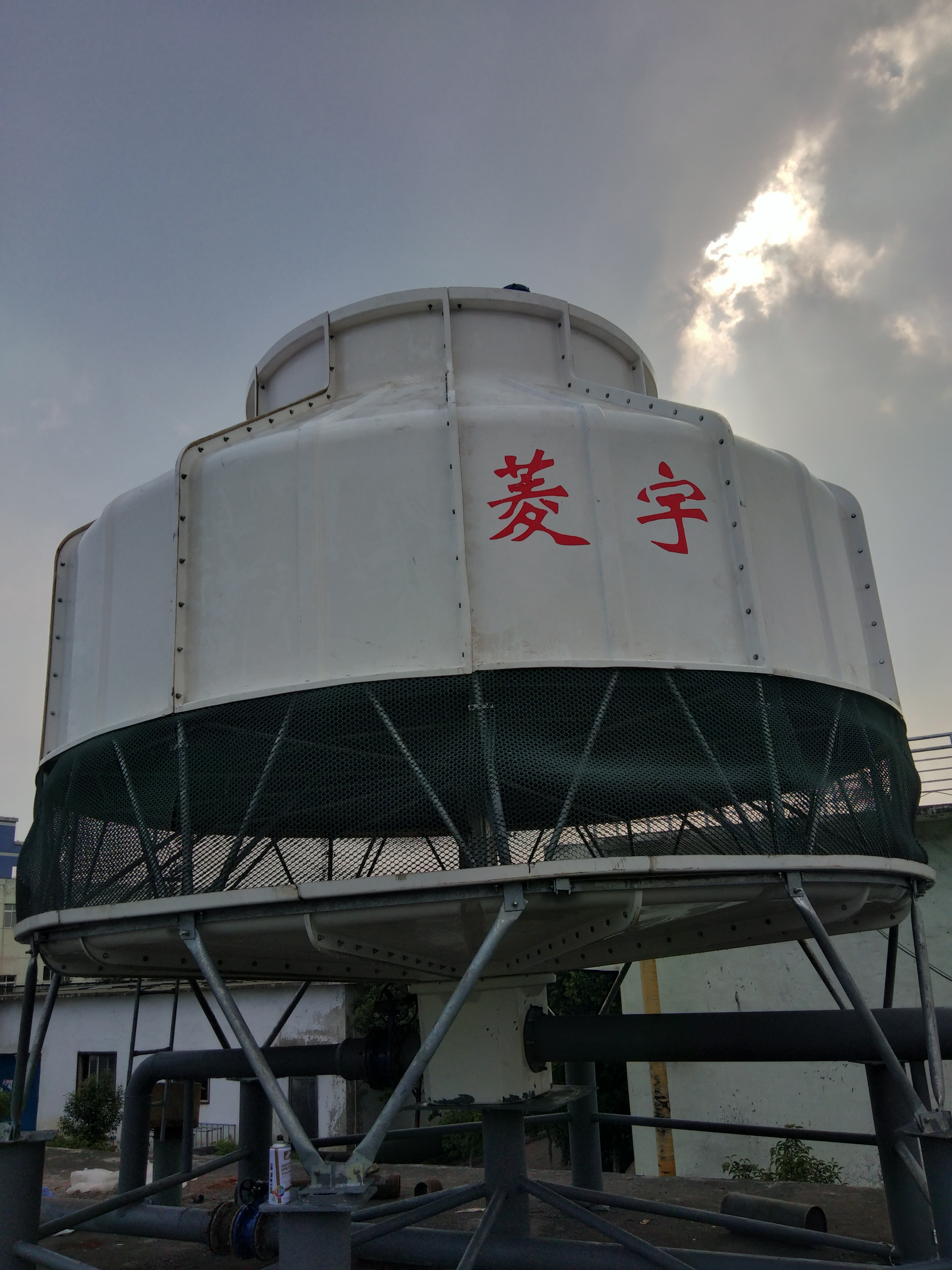 郑州市河南菱宇300吨圆形逆流玻冷却塔厂家