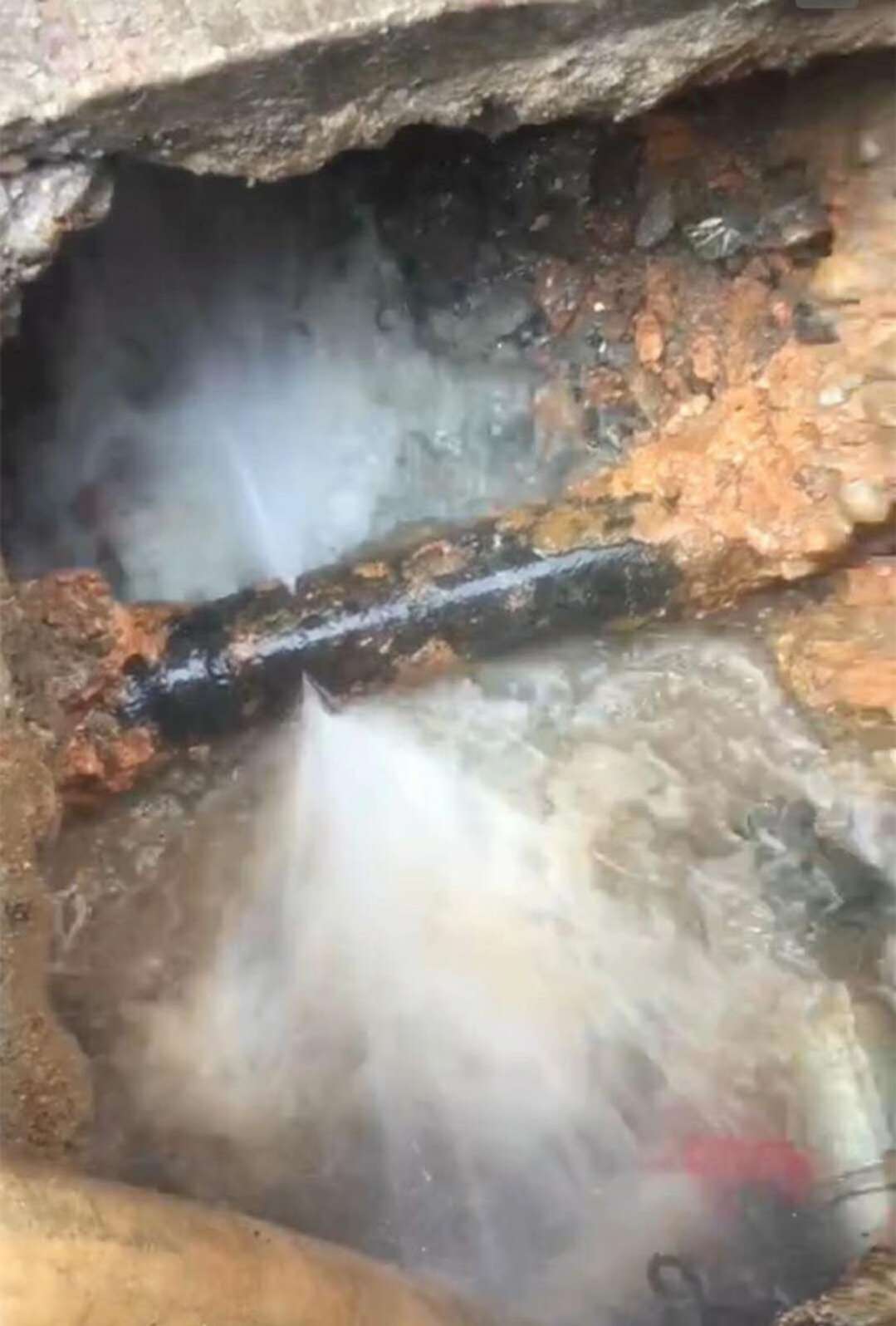 南山小区暗管漏水查漏收费标准，深圳给水管破损查漏水，墙内水管漏水检测