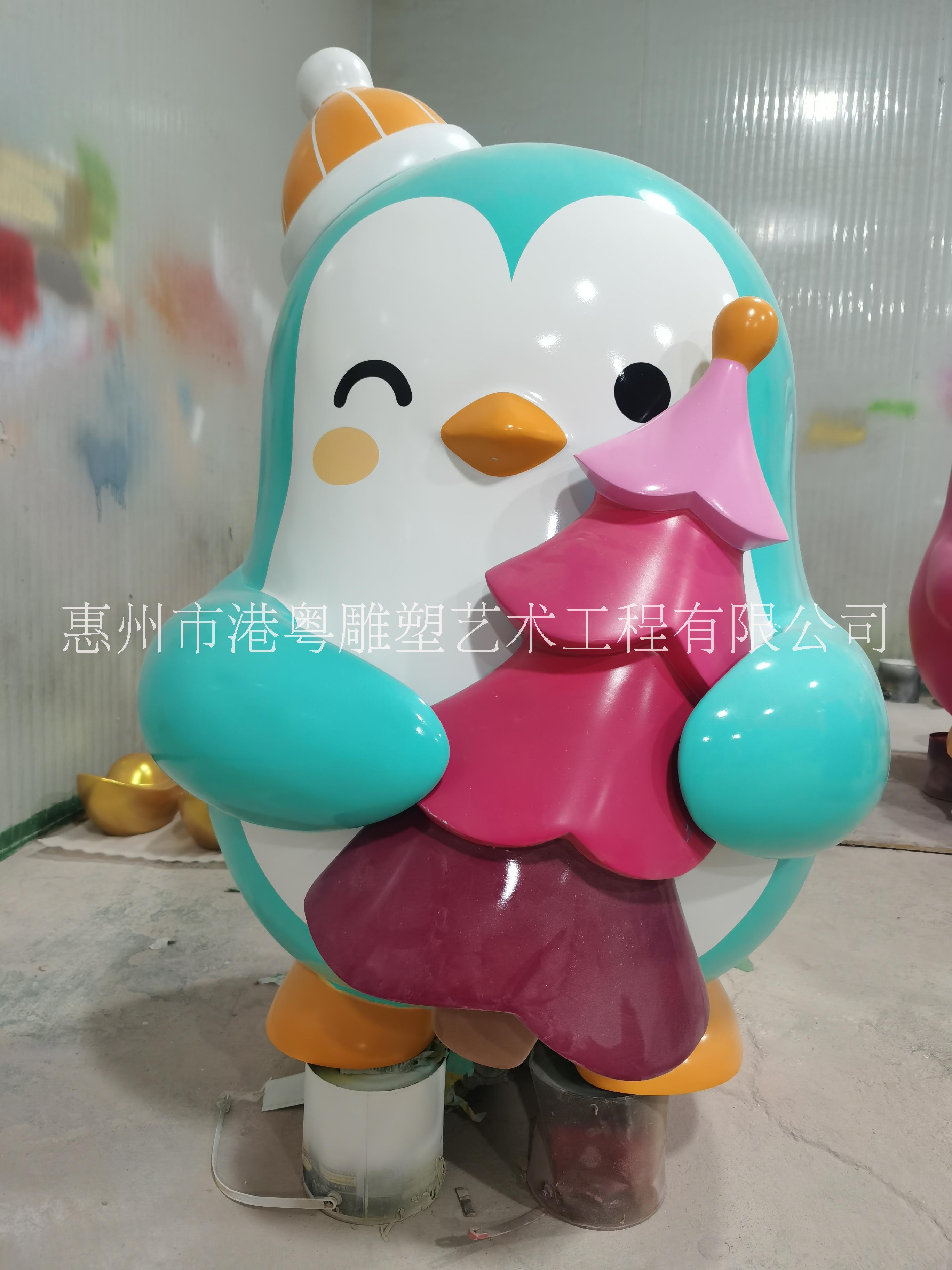 新加坡喜迎圣诞节春节玻璃钢企鹅卡通雕塑公园商场摆件