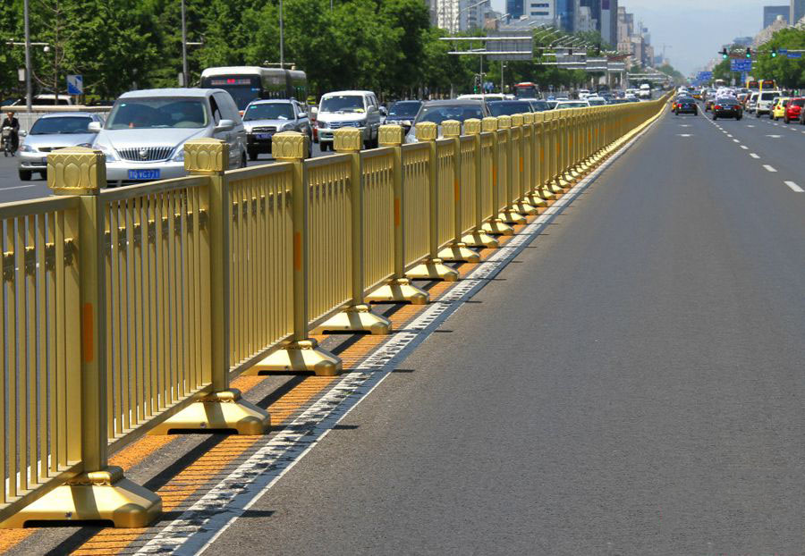 金黄色铁艺护栏 黄色铁艺道路护栏 金黄色道路护栏