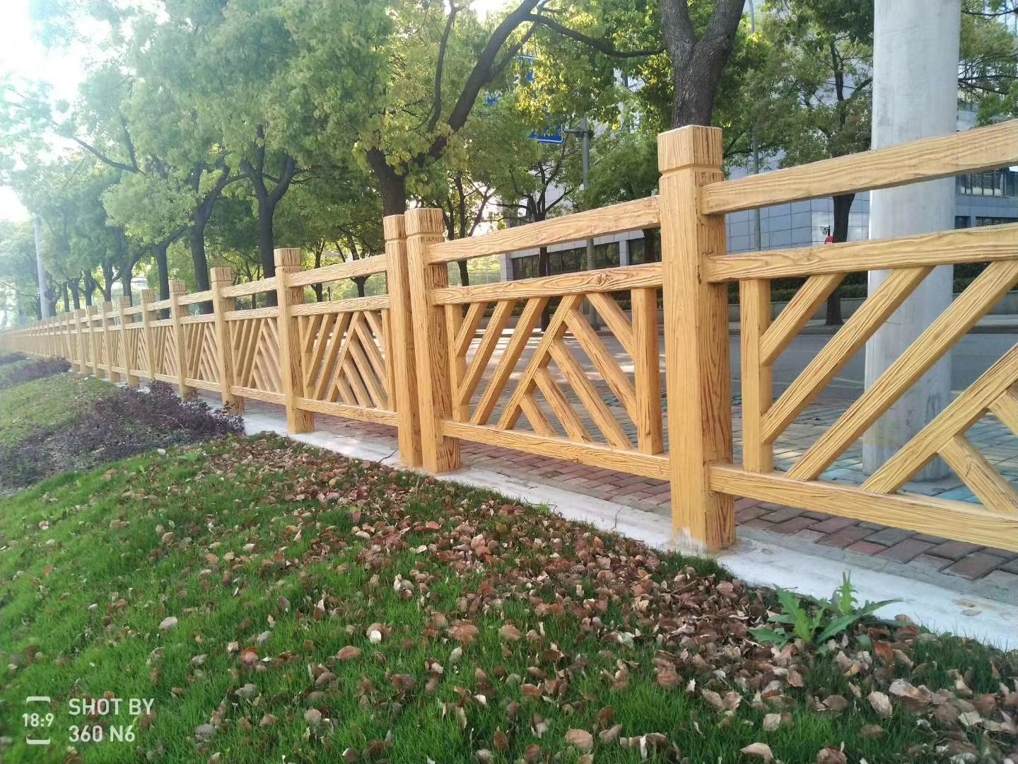 万字型水泥仿木栏杆 景区公园小区道路安全护栏 新农村建设防护带图片