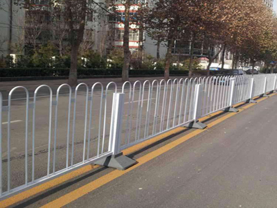 京式交通护栏，交通隔离栏，人行道隔离栏，马路护栏
