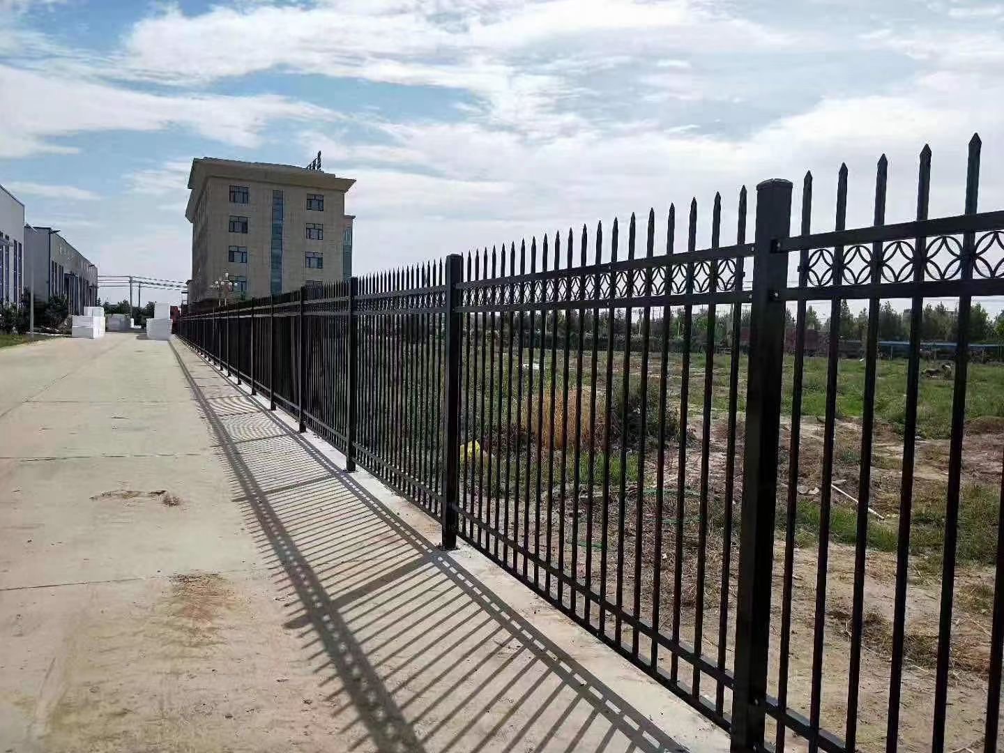 佛山市锌钢围墙护栏,小区铁艺围栏,工厂外墙方管焊接护栏定制