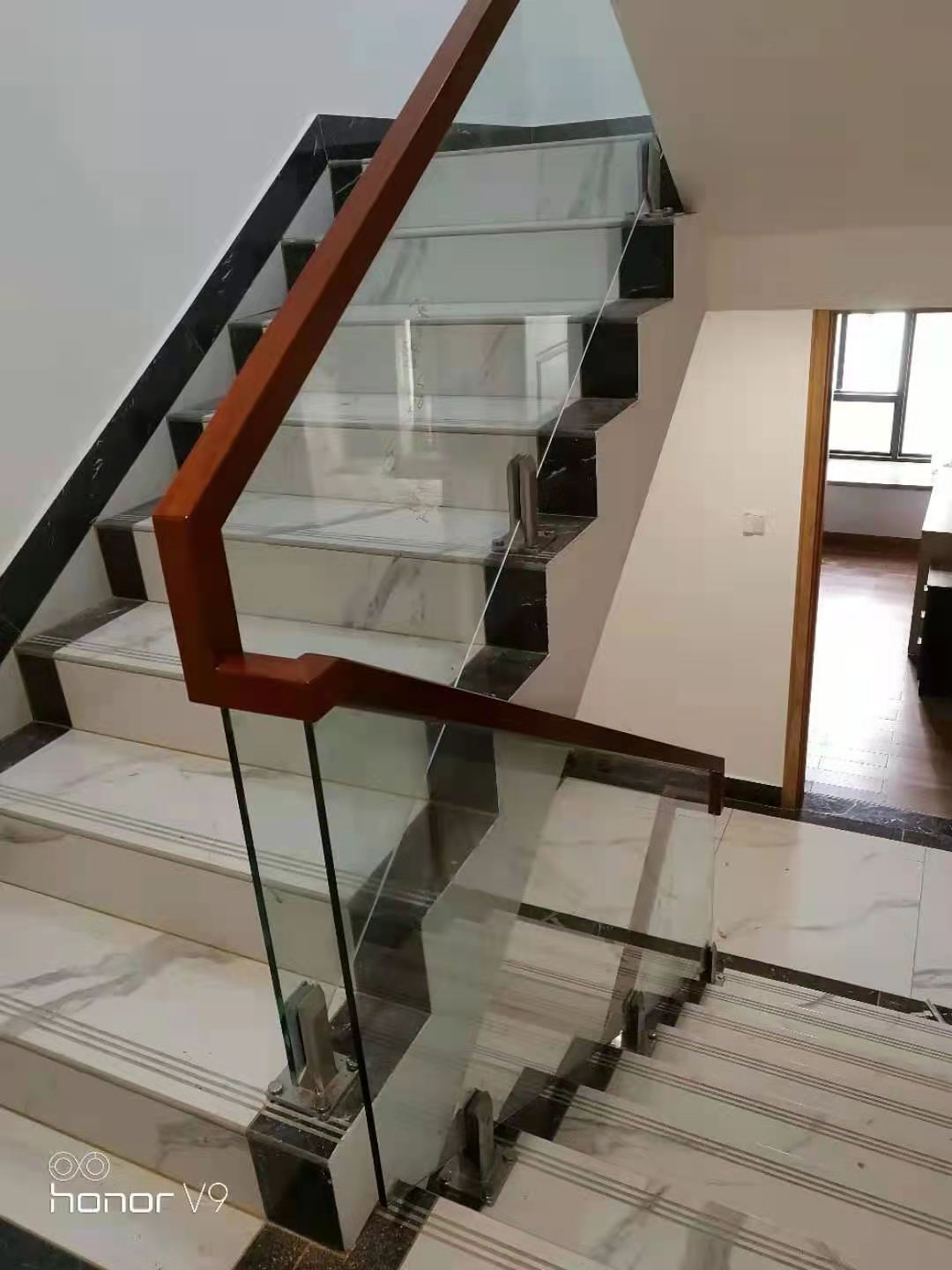 供应深圳玻璃楼梯定制电话   玻璃楼梯厂家供应批发价格 深圳家居玻璃楼梯