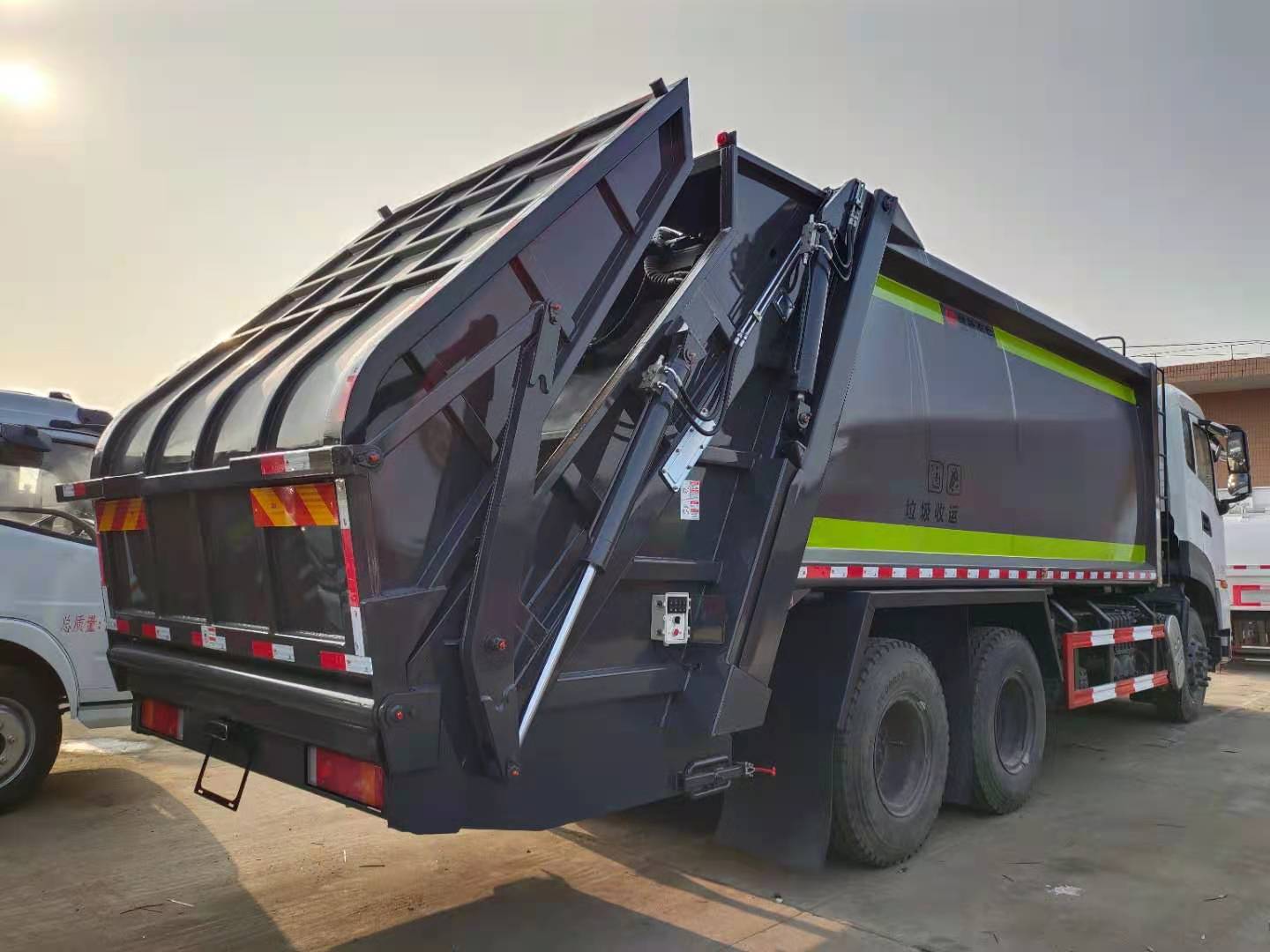 压缩垃圾车厂家介绍压缩垃圾车性能 8吨垃圾压缩车厂家