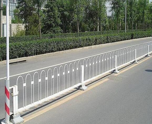 吐鲁番喷塑防护栏生产规格齐全