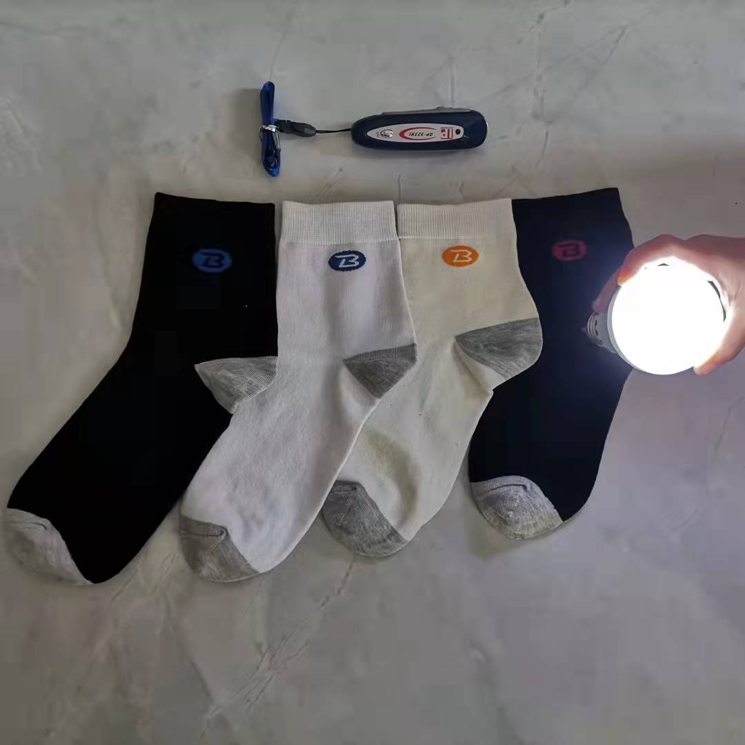灯泡袜子厂家 生产批发生物电亮灯磁袜团购礼品