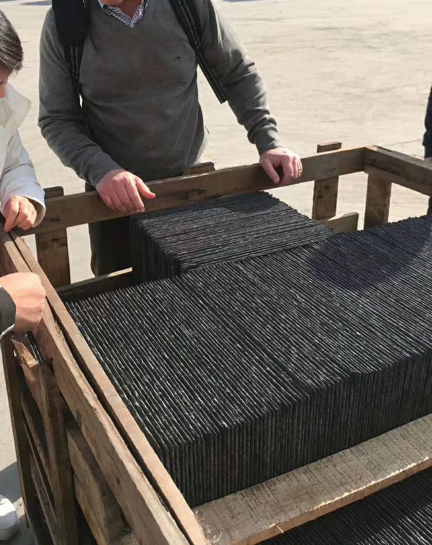 陕西自然面石板瓦 板岩绵阳石板瓦 小区防滑黑色石板瓦生产