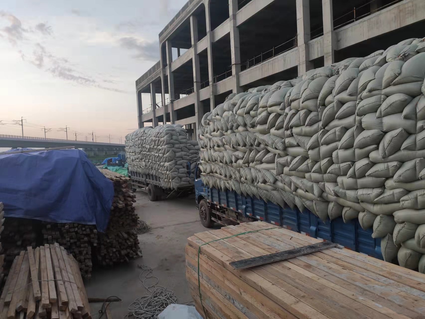 山东珍珠岩货源哪里好，供应商、供货价格-濮阳市信誉珍珠岩保温材料厂图片