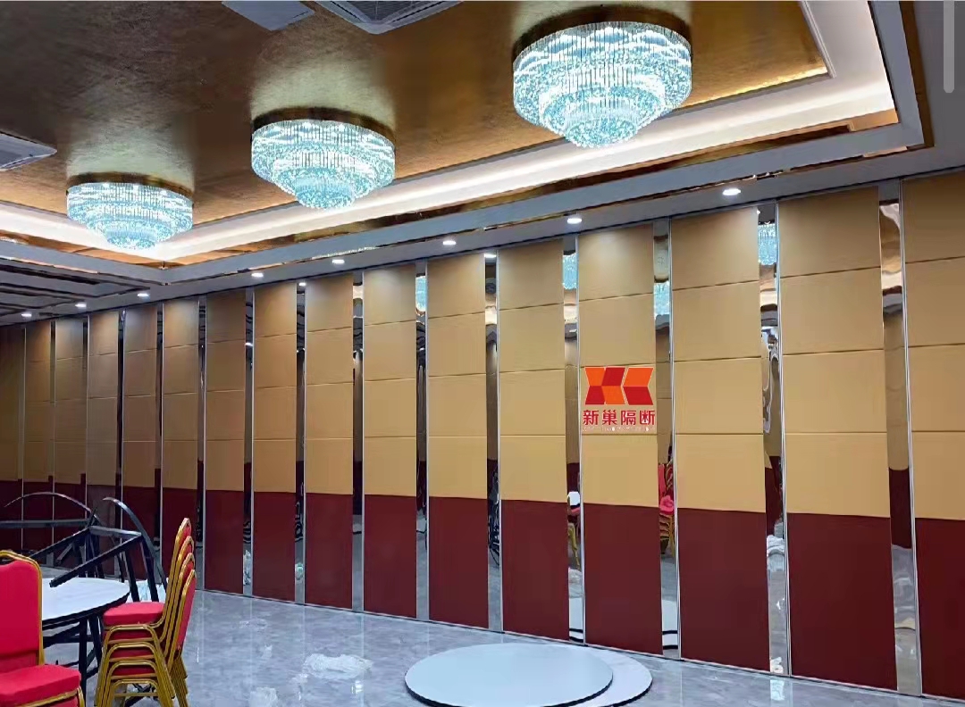 上海酒店移动隔断墙宴会厅高型活动屏风会议室吊轨道移动隔音墙折叠门厂家图片