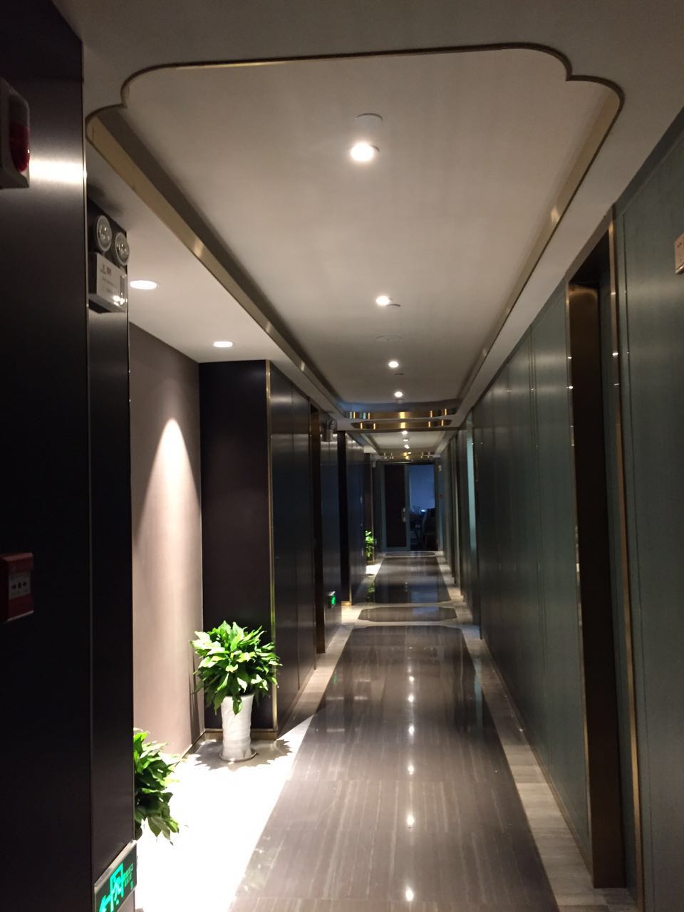 拉丝玫瑰金U型不锈钢装饰线条 工程装潢酒店电梯门套不锈钢包边收边条图片