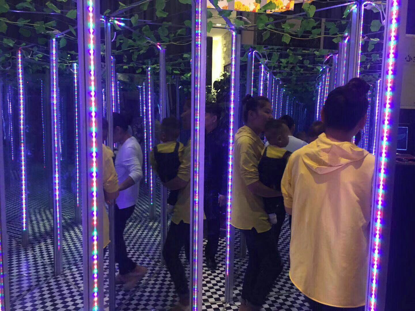 上海市镜子迷宫 七彩沙滩 灯光展厂家镜子迷宫采用镜面钢材制作 里面若干条线路使游客迷惑 镜子迷宫 七彩沙滩 灯光展