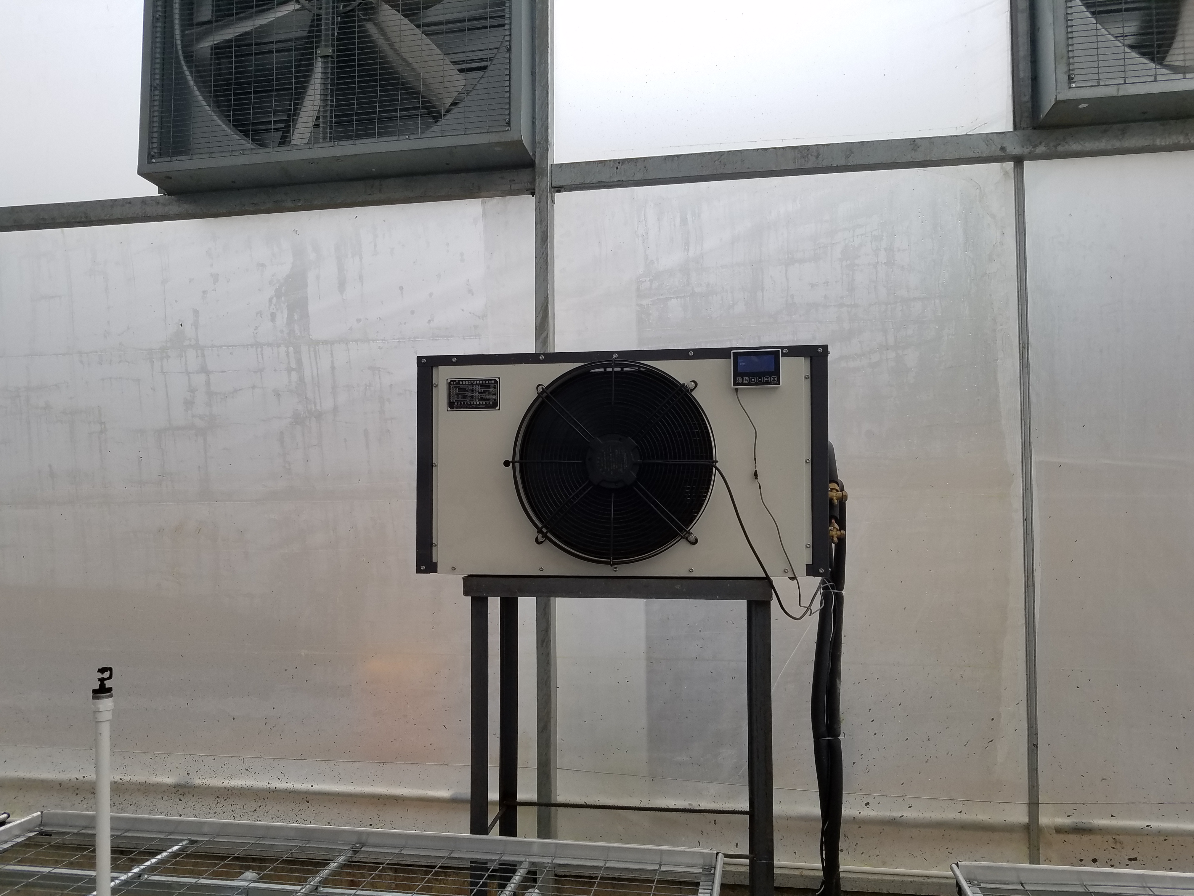 山东飞龙空气源热泵空调 超低温空气能采暖 温室大棚加温设备图片