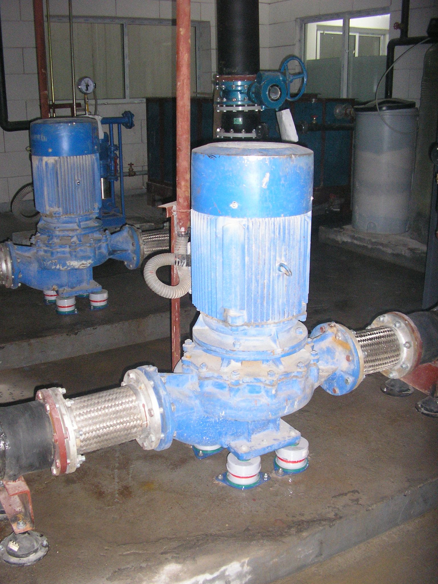 制冷循环泵隔减振，制冷循环泵噪声控制，冷水机租噪声治理，冷水机组降噪泵