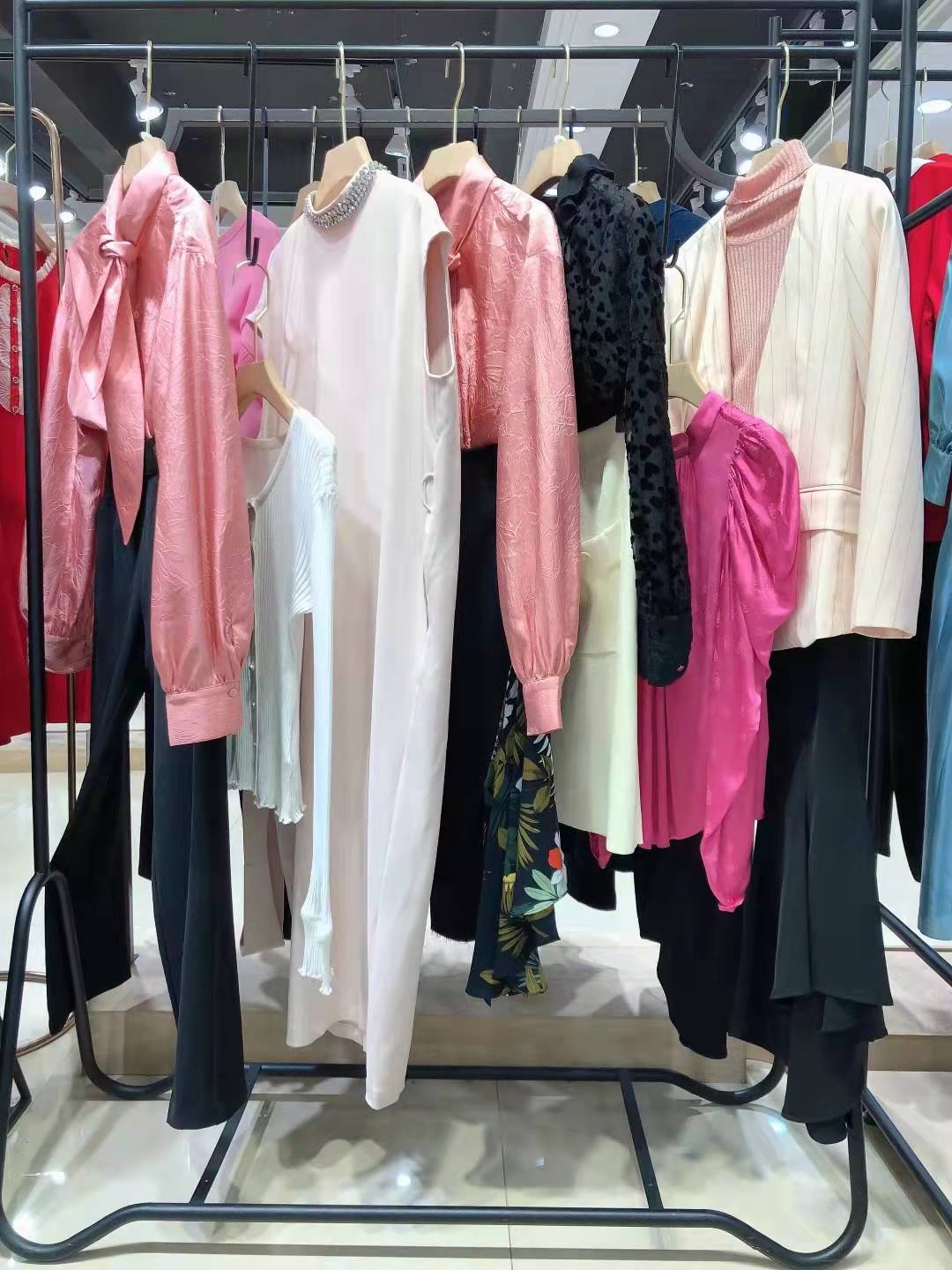 一二线知 名国内品牌 万紫千红 2022 春品牌女装折扣尾货货源批发市场