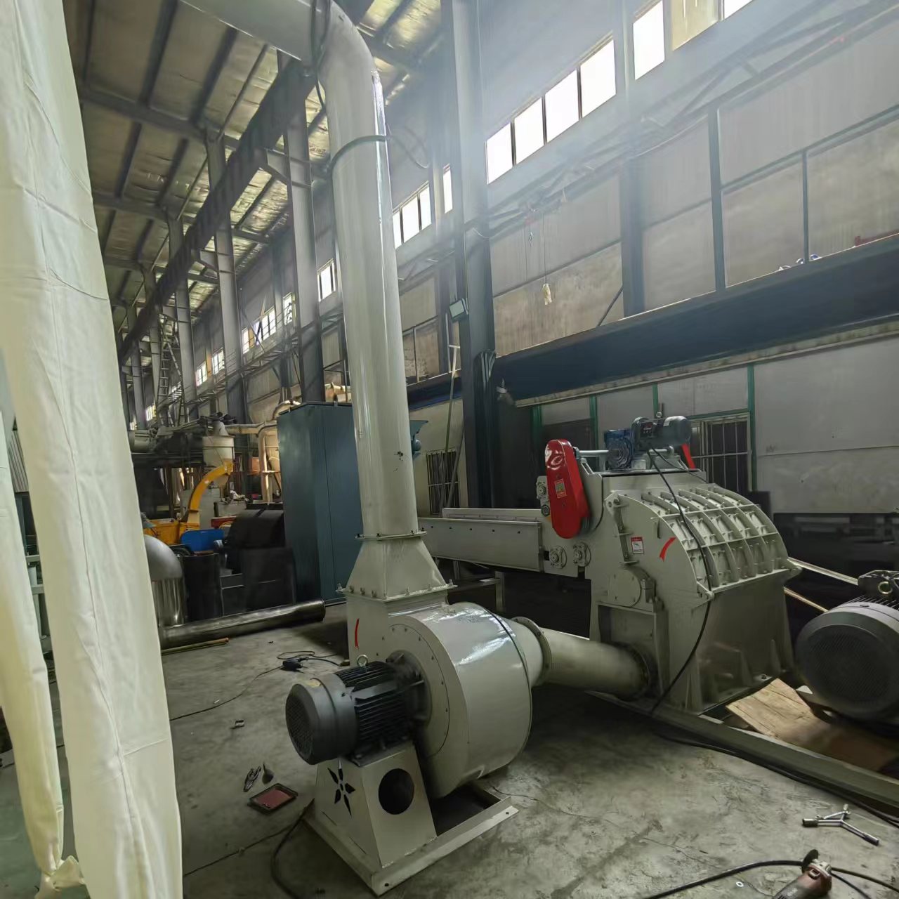 河南磨粉机厂家供应各种型号刨花板磨粉机升级版大型塑料筐粉碎机