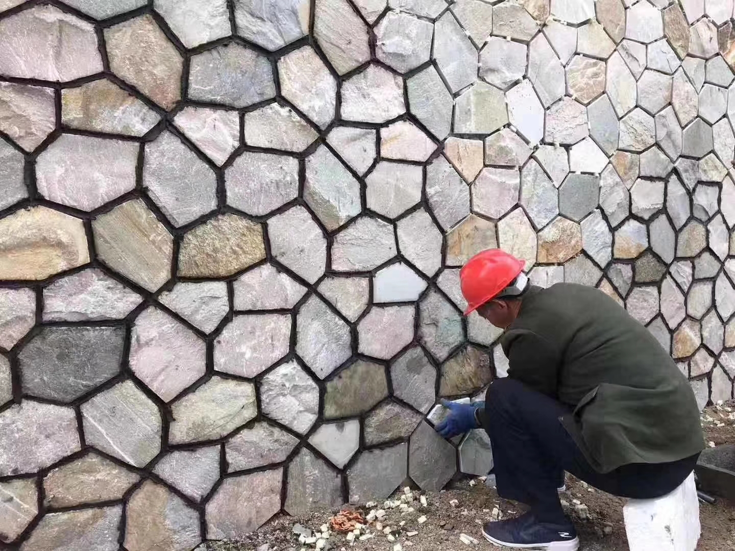 湖南板岩蘑菇石文化石锈石碎拼厂价批发外墙文化石蘑菇石天然锈石乱形碎拼围墙图片