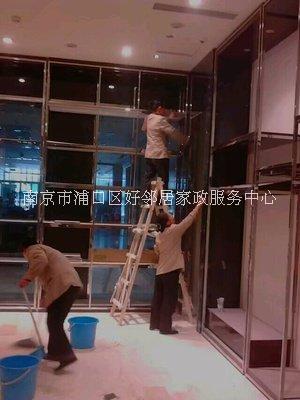 南京建邺区周边专业家政保洁公司电话 清洗地毯擦玻璃 保洁打扫卫生