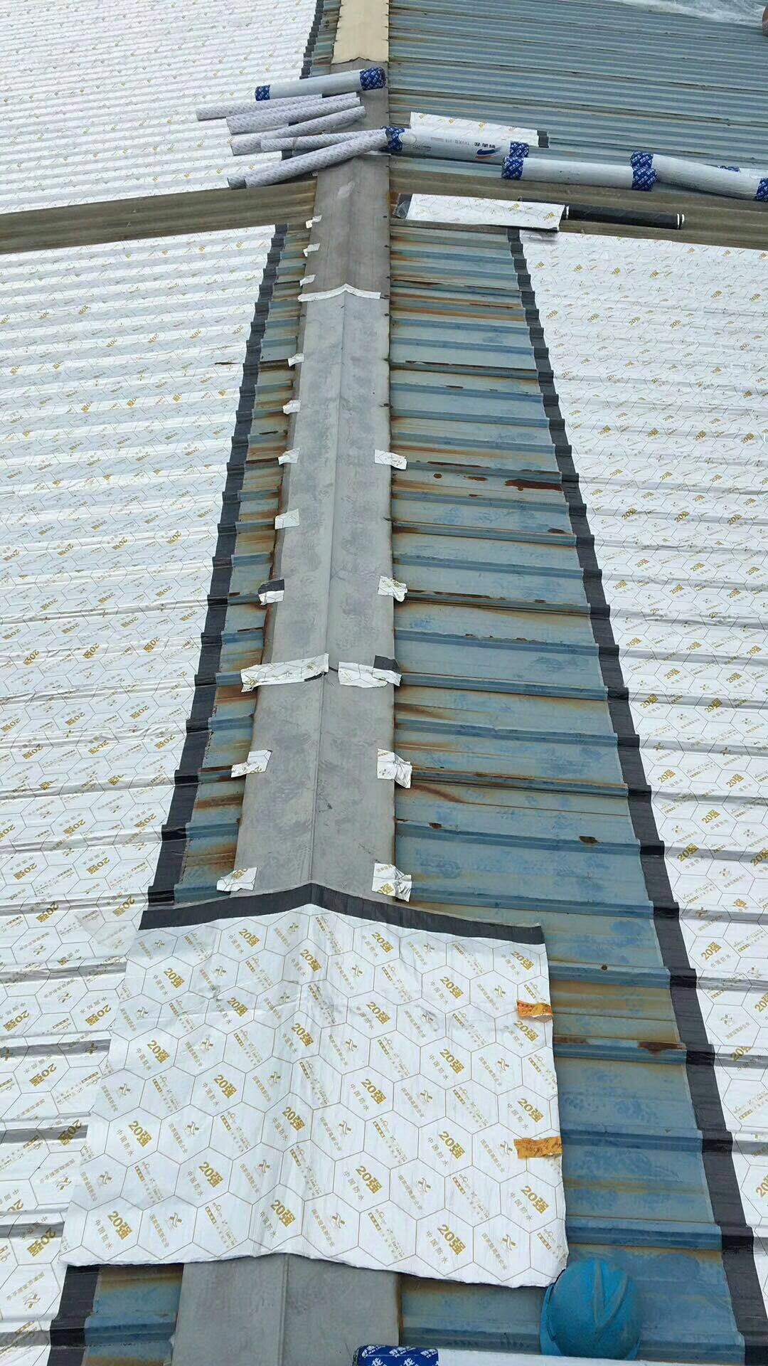 天信强力自粘金属彩钢屋面防水卷材图片
