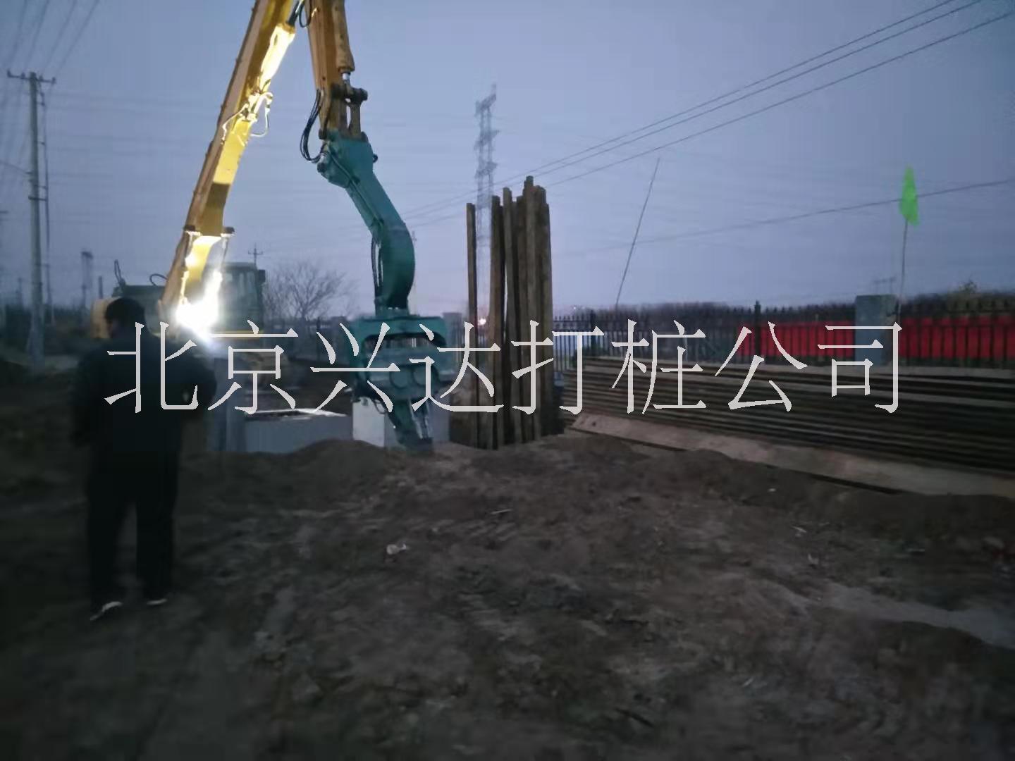 北京打钢板桩  北京工程基坑打钢板桩施工 拉森钢板桩 拉森桩 钢板桩电话 钢板桩支护