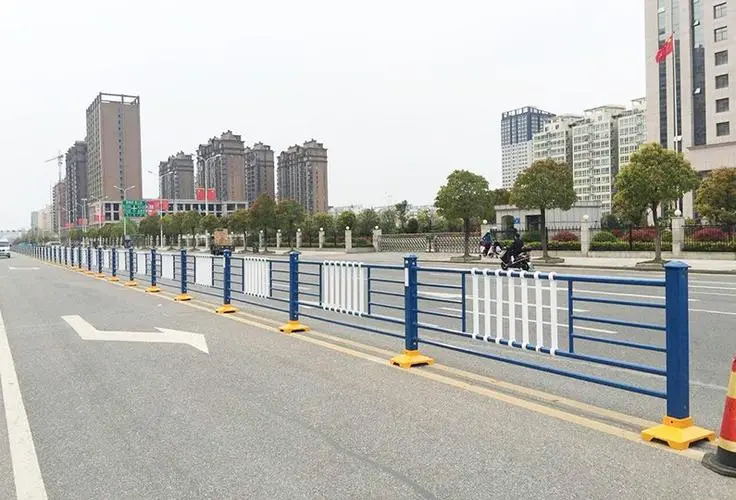 溧阳市政护栏施工 交通隔离警戒铁马 道路隔离栏杆团队施工图片