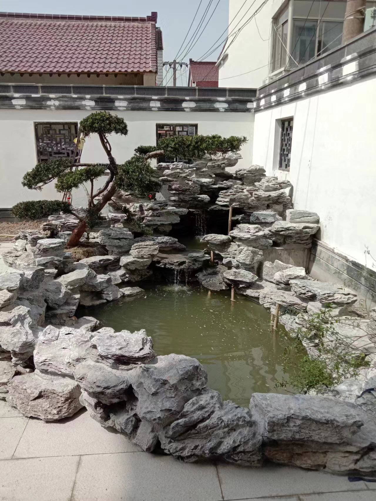 上海别墅花园锦锂鱼假山水池施工、设计， 上海别墅花园锦锂鱼假山水池设计