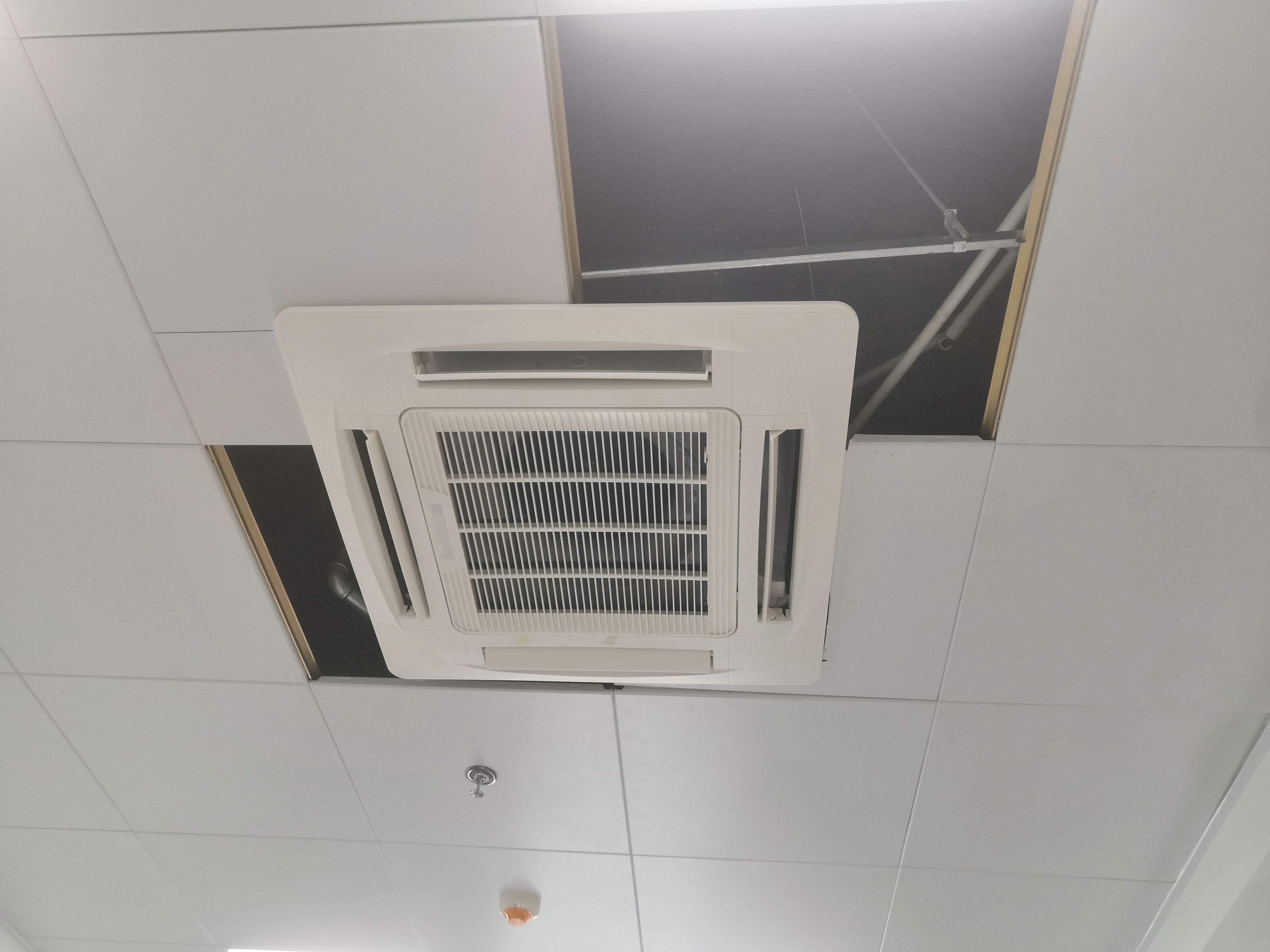 广州商铺餐厅中央空调设计安装 嵌入式风机盘管 不需风管风口空调