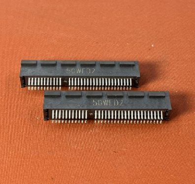 64P夹板PCIE连接器 卧式贴片SMT 板上铁板 威联创供应