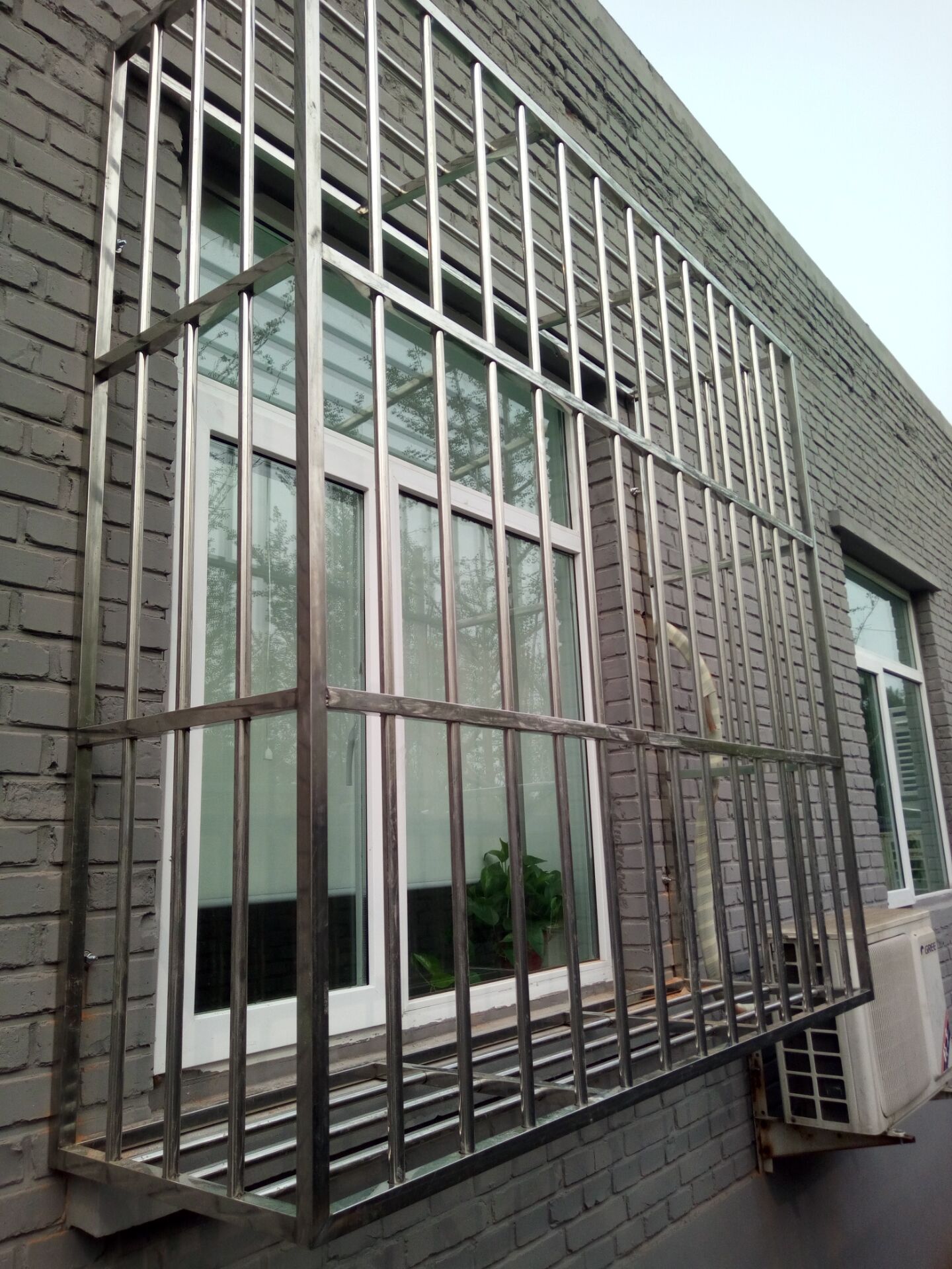 北京海淀温泉防护网阳台护栏定做小区断桥铝门窗安装门