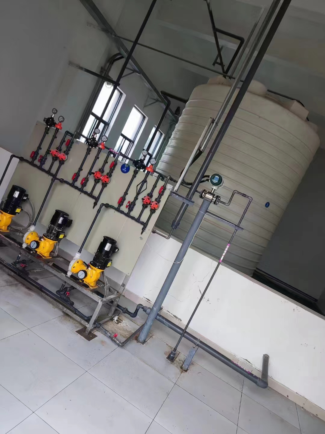 武汉PE储罐厂家 25吨尿素储存滚塑一体成型耐酸碱防腐蚀化工废水收集桶